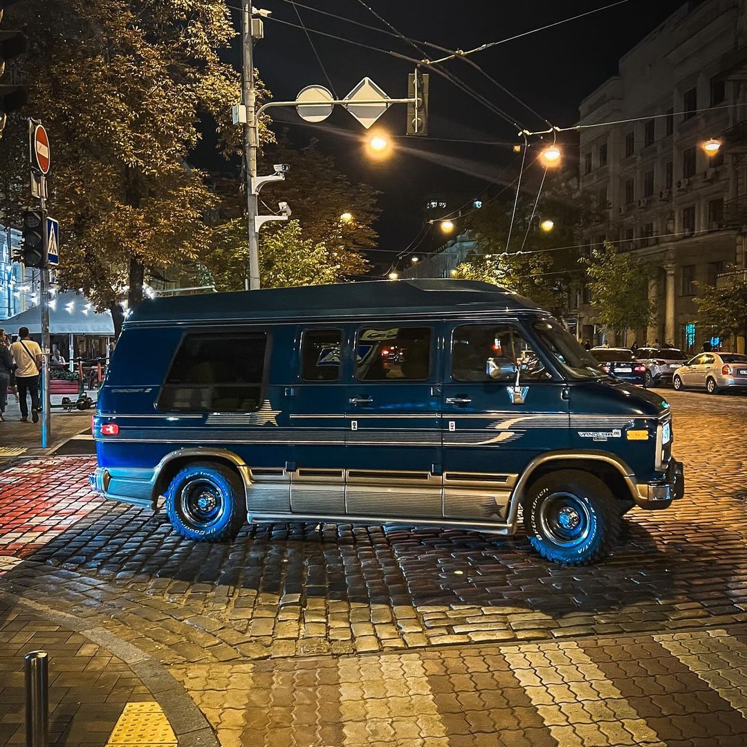 В Україні помітили розкішний мікроавтобус від General Motors, на якому возили голівудських зірок